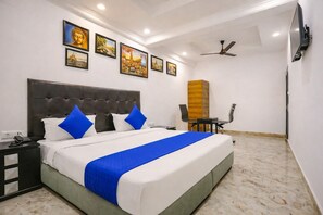 Deluxe Double Room, City View | Desk - Hotel Moon Taj Near Yashobhoomi (New Delhi)