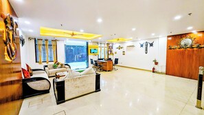 Lobby sitting area - Hotel Moon Taj Near Yashobhoomi (New Delhi)