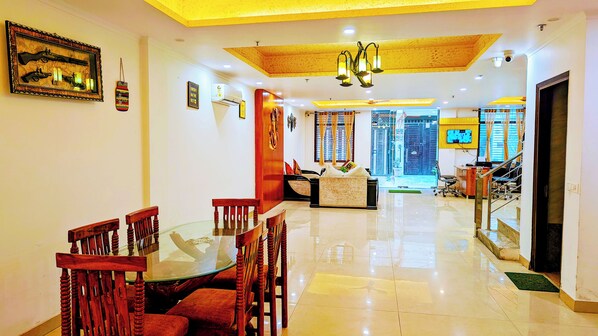 Dining - Hotel Moon Taj Near Yashobhoomi (New Delhi)