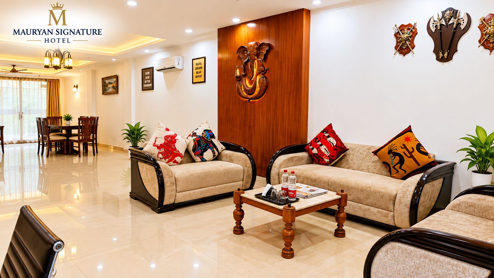 Un vestíbulo de hotel con sofás, una mesa de centro, decoración en la pared y un mostrador de recepción.