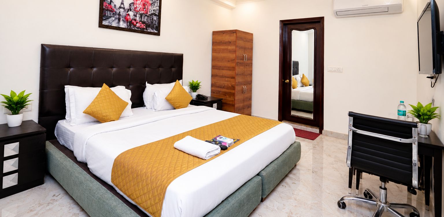 Deluxe Double Room, City View | Desk