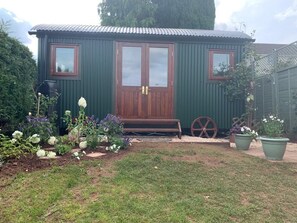 Exterior detail - Luxury Shepherds Hut and Hot Tub Retreat (Milverton)