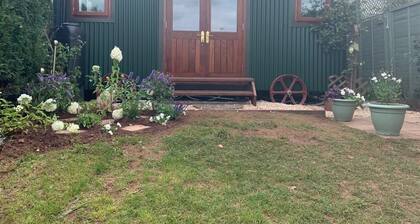 Luxury Shepherds Hut and Hot Tub Retreat