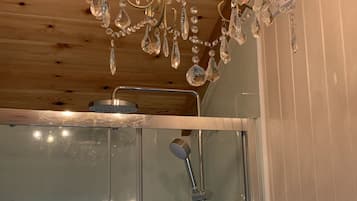 Haartrockner, Handtücher, Seife, Toilettenpapier