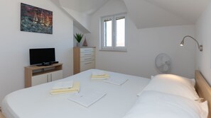 2 makuuhuonetta, silitysrauta/-lauta, ilmainen Wi-Fi, vuodevaatteet