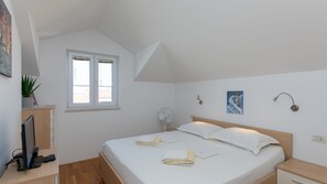 2 makuuhuonetta, silitysrauta/-lauta, ilmainen Wi-Fi, vuodevaatteet