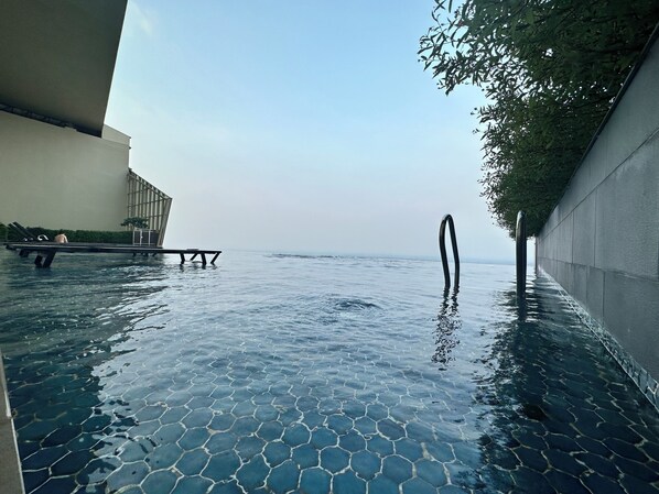 Outdoor pool - Skyline Serenity 1Bedroom-The Peak (Phnom Penh)