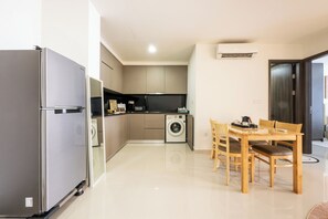 Apartamento conforto, sacada, vista para o lago | Cozinha privada