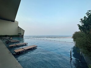 Outdoor pool - Skyline Serenity 1Bedroom-The Peak (Phnom Penh)