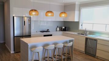 Refrigerador, microondas, horno, placa de cocina
