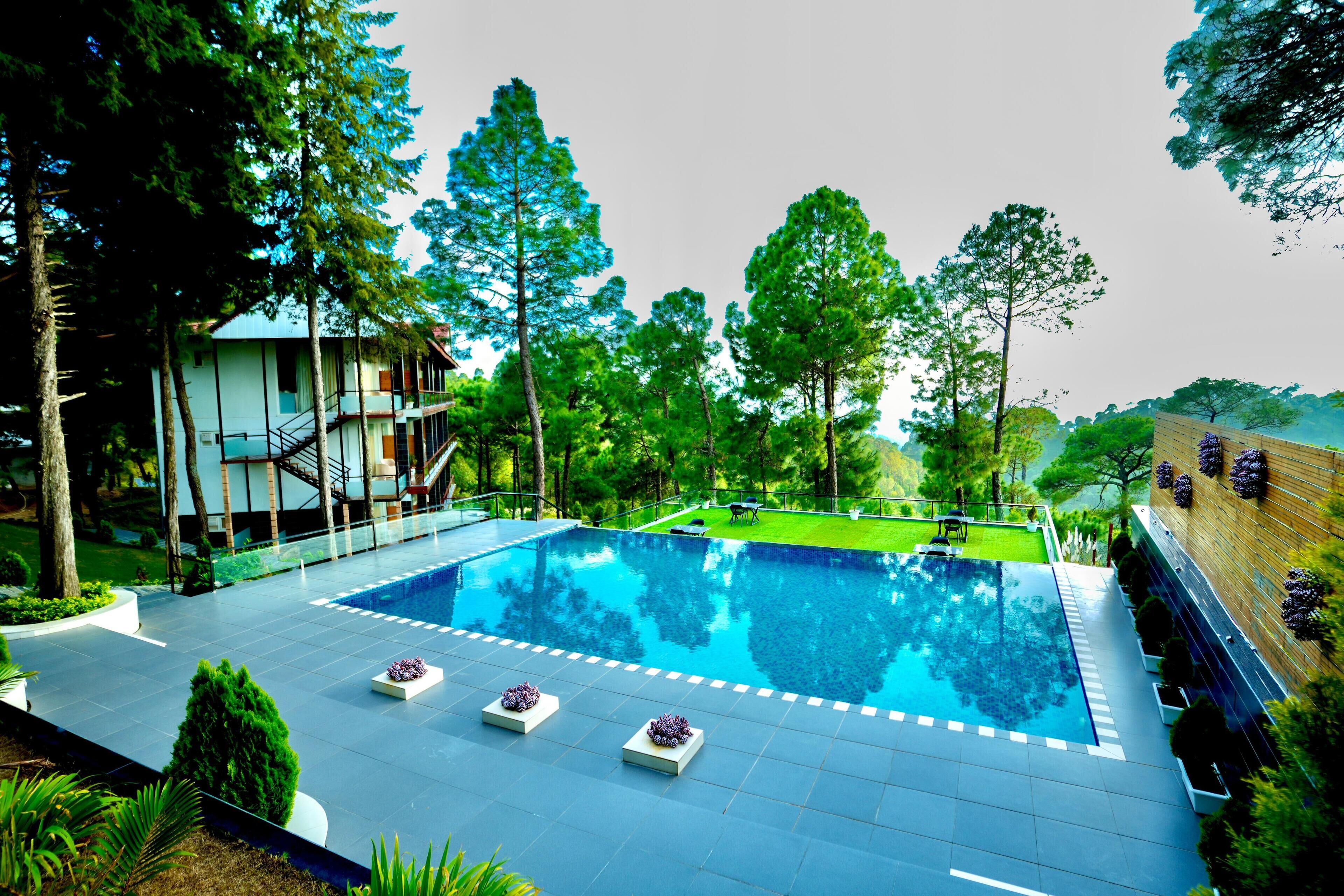 Una piscina al aire libre