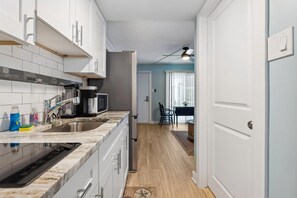 Fridge, coffee/tea maker, blender