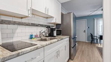 Fridge, coffee/tea maker, blender