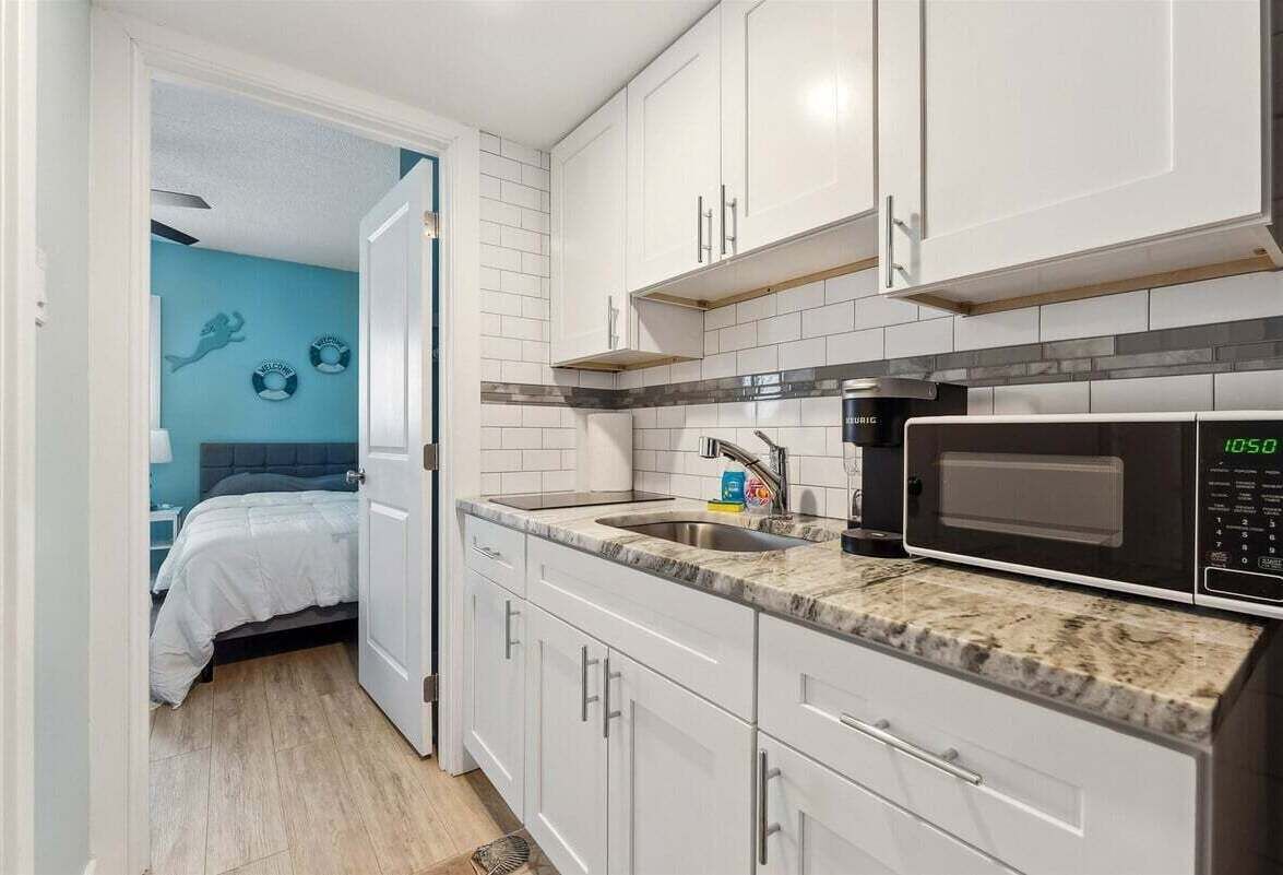 Fridge, coffee/tea maker, blender