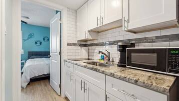 Fridge, coffee/tea maker, blender