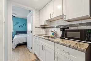 Refrigerador, cafetera/tetera, licuadora