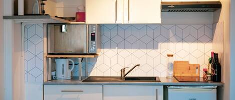 Fridge, microwave, oven, coffee/tea maker