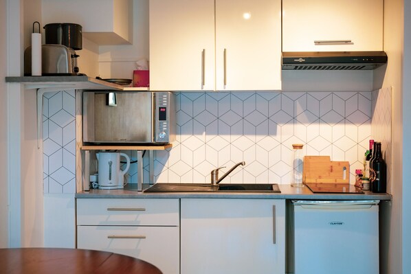 Fridge, microwave, oven, stovetop