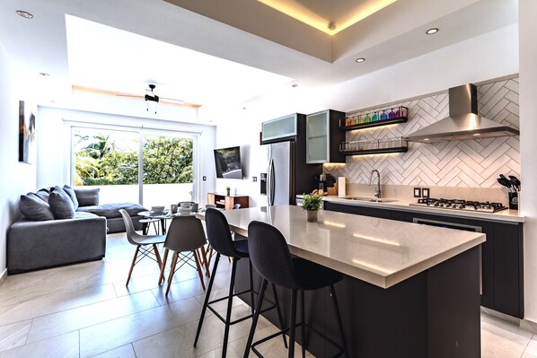 冰箱、微波炉、烤箱、洗碗机