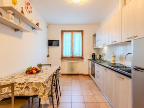 Refrigerador, microondas, horno, utensilios de cocina