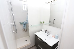 Shower, hair dryer - St Cyprien: An enchanting interlude on the marina (Saint-Cyprien)