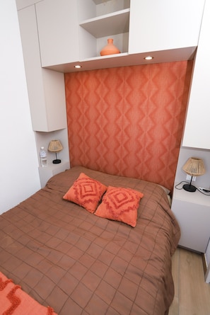 2 chambres, fer et planche à repasser