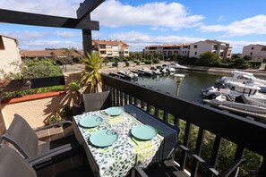 Outdoor dining - St Cyprien: An enchanting interlude on the marina (Saint-Cyprien)