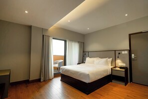 Executive Suite | Hypo-allergenic bedding, minibar, desk, laptop workspace