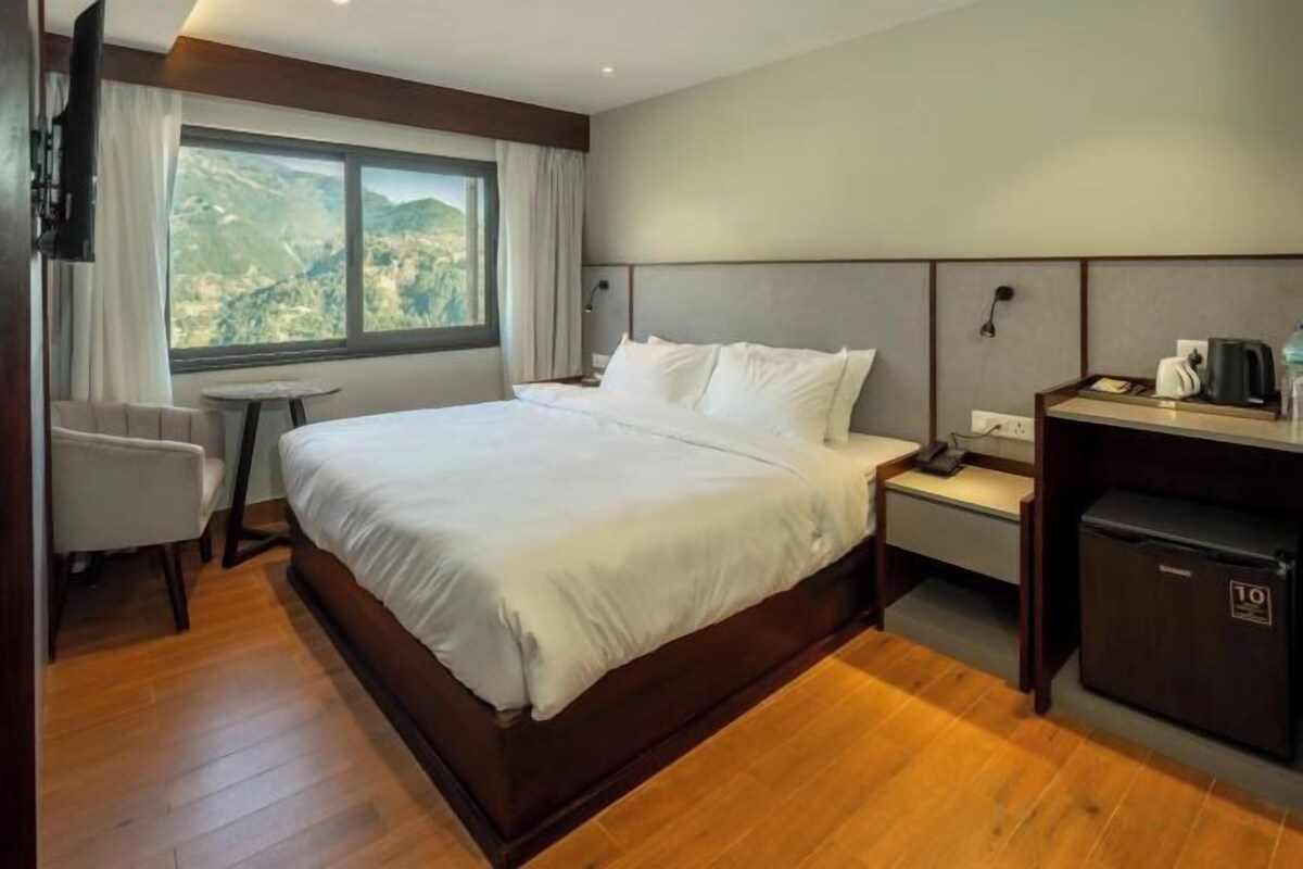 Hypo-allergenic bedding available, minibar, desk, laptop workspace