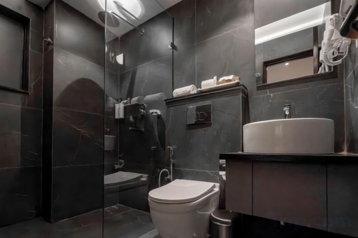 Phòng tắm | Áo choàng tắm, dép đi trong nhà, chậu vệ sinh/vòi rửa, khăn tắm 
