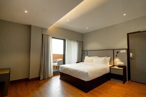 Suite ejecutiva | Ropa de cama hipoalergénica, minibar, escritorio