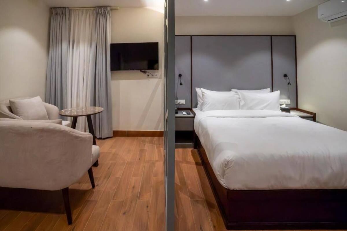 Executive Suite | Hypo-allergenic bedding available, minibar, desk, laptop workspace