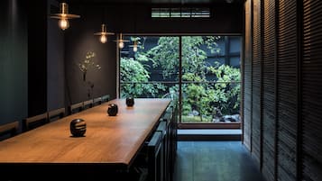 Habitación cuádruple, no fumadores | Servicio de comidas en la habitación