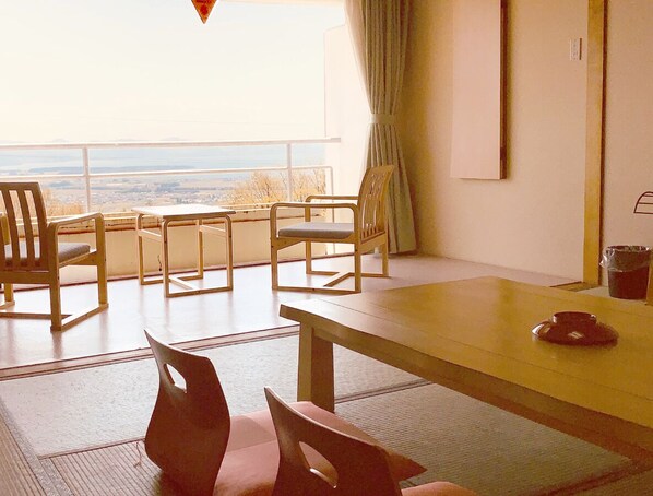 واي فاي مجانًا وملاءات أسرّة