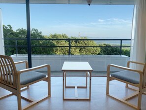 إطلالة على البحيرة