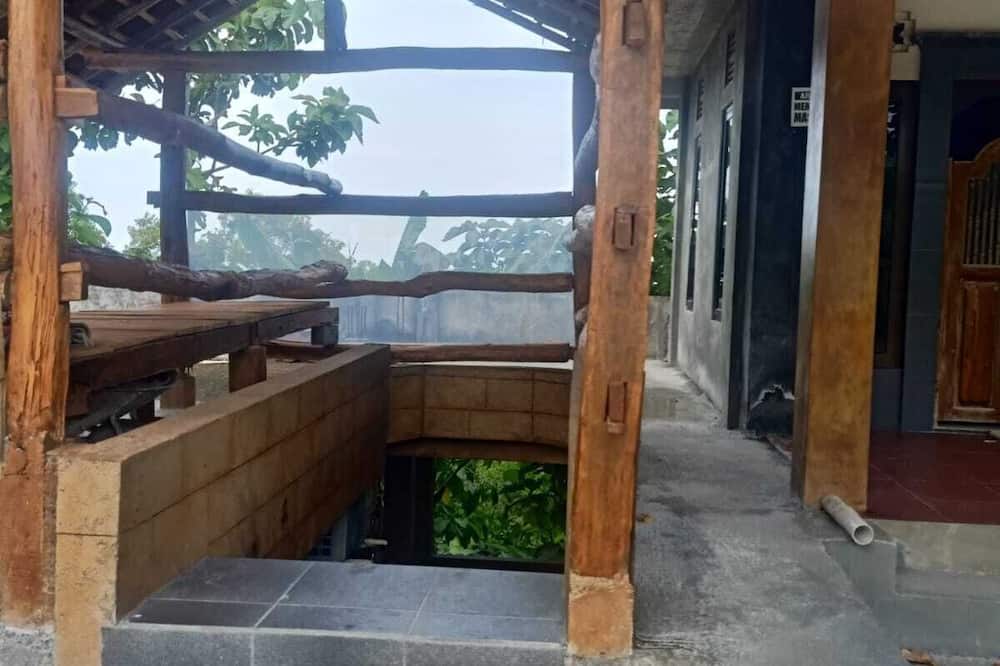 GRIYA SALAMAN HOMESTAY PANTAI WEDIOMBO - Baron Beach