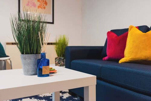 Sleek City Getaway - Walkable & Free Parking