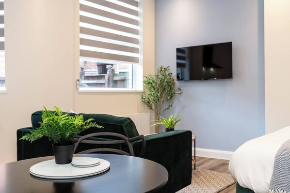 Iron/ironing board, internet, bed sheets