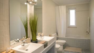 Douche, sèche-cheveux, bidet, serviettes fournies