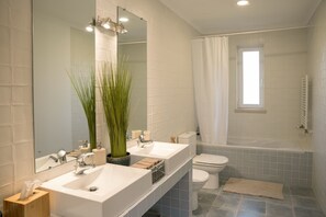 Dusche, Haartrockner, Bidet, Handtücher