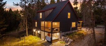 Moosefire Cabin | 35min to Yellowstone, Hot Tub, Fire Pit & Grill!