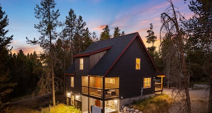 Moosefire Cabin | Hot Tub, Fire Pit & Yellowstone!