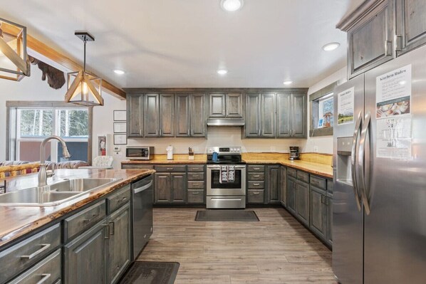 冷蔵庫、電子レンジ、オーブン、コンロ