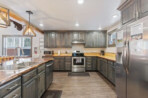 Køleskab, mikrobølgeovn, ovn, kogeplade