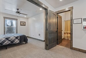 3 Schlafzimmer, Reisekinderbett, kostenloses WLAN, Bettwäsche