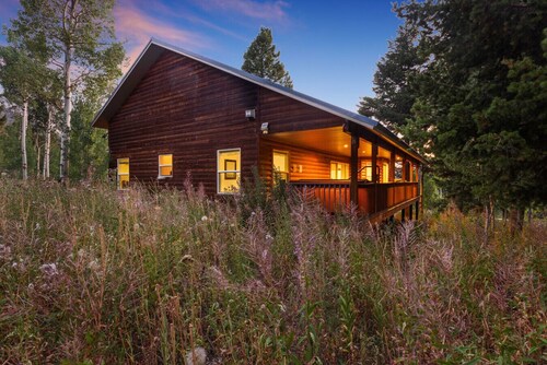 12MILES to Yellowstone-HotTub+EVCharger+HUGE!