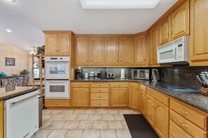 Frigorífic, microones, forn i placa de cuina 