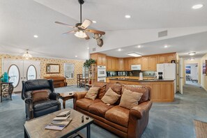 Téléviseur connecté, foyer, table de baby-foot