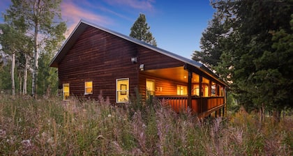 12MILES to Yellowstone-HotTub+EVCharger+HUGE!