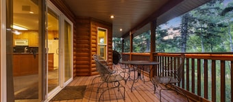 American Bison | Near Yellowstone + Hot Tub + EV!